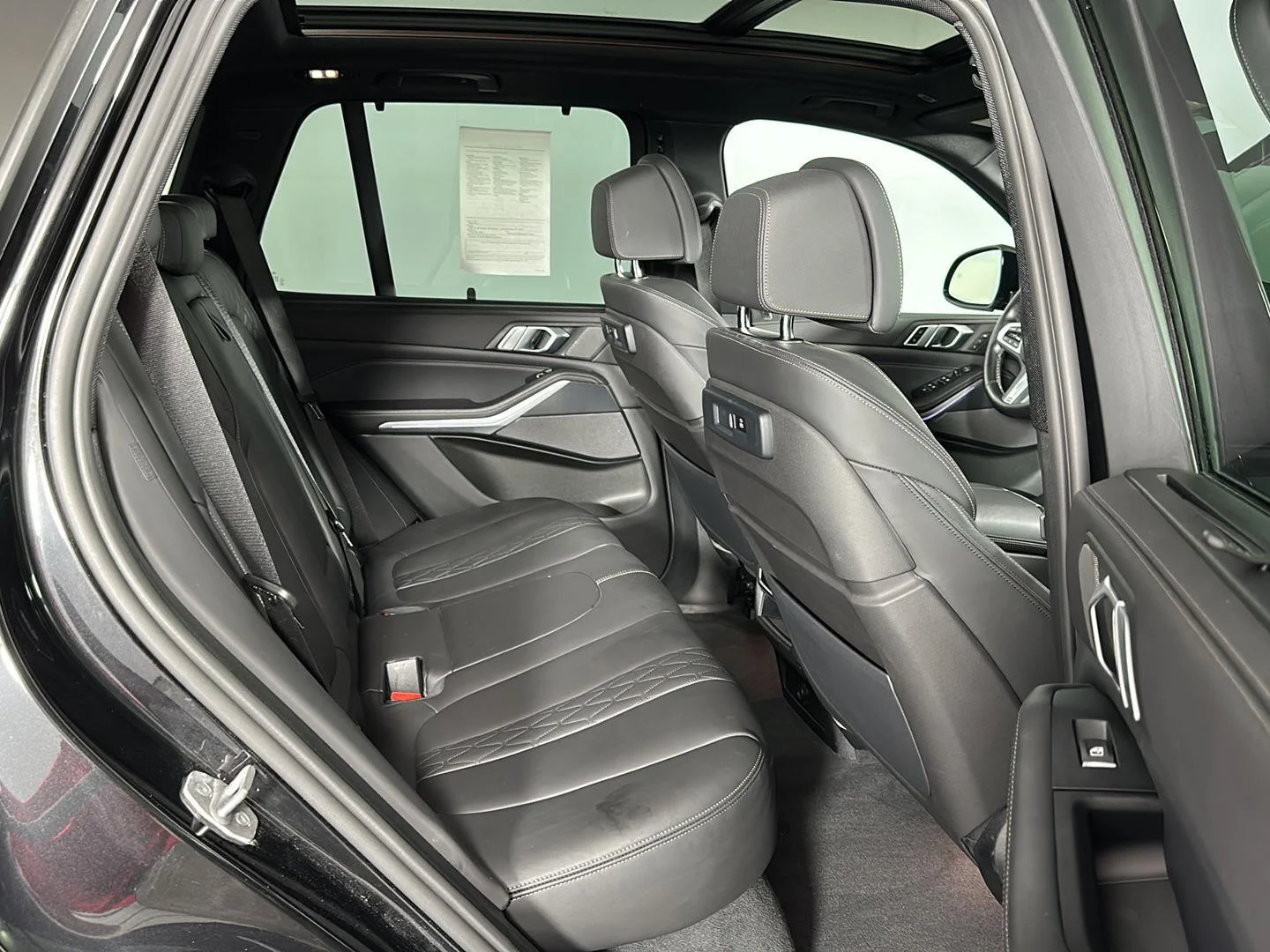 Used 2022 Black Sapphire Metallic BMW M50i image 34