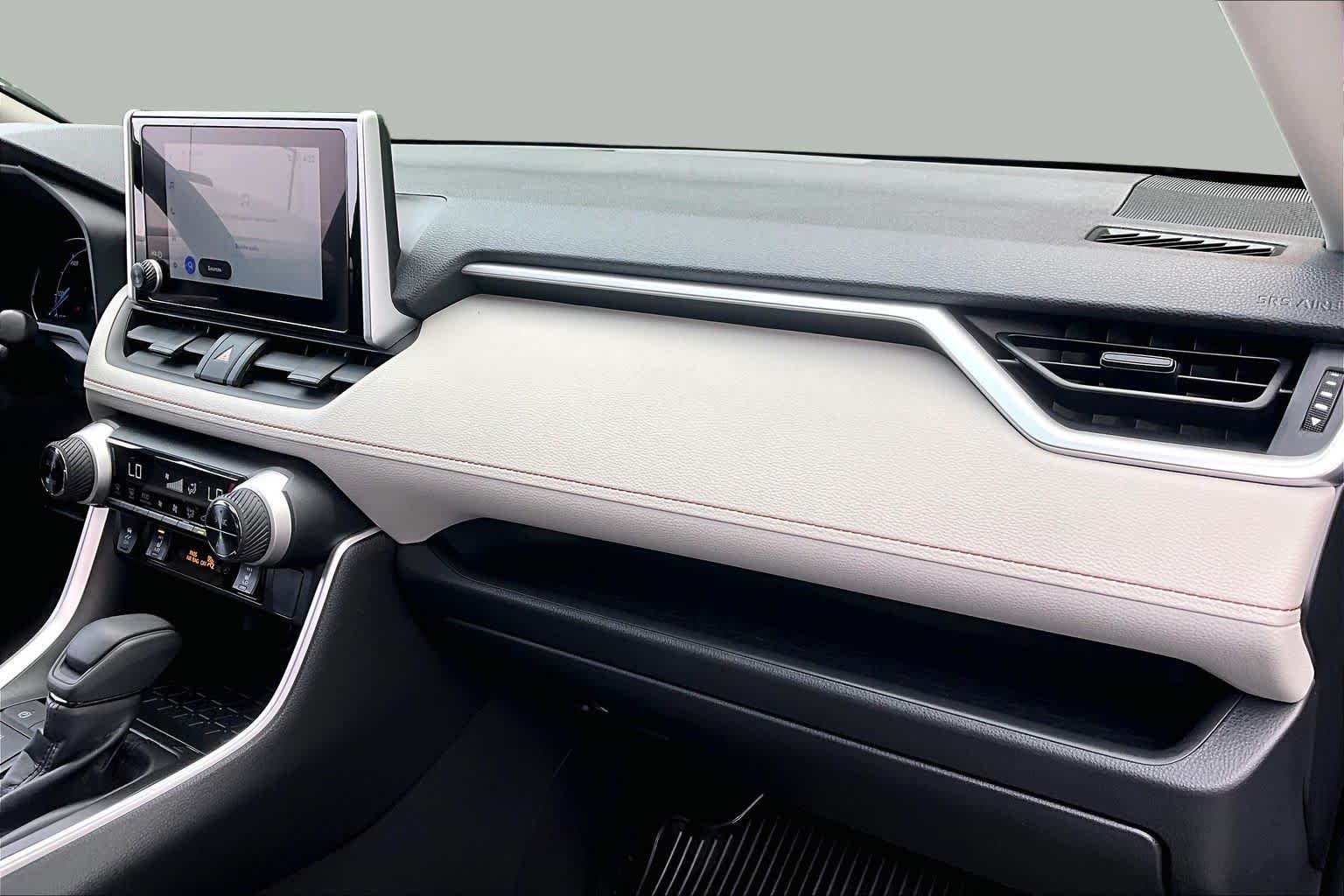 2025 Toyota RAV4 XLE - Photo 18