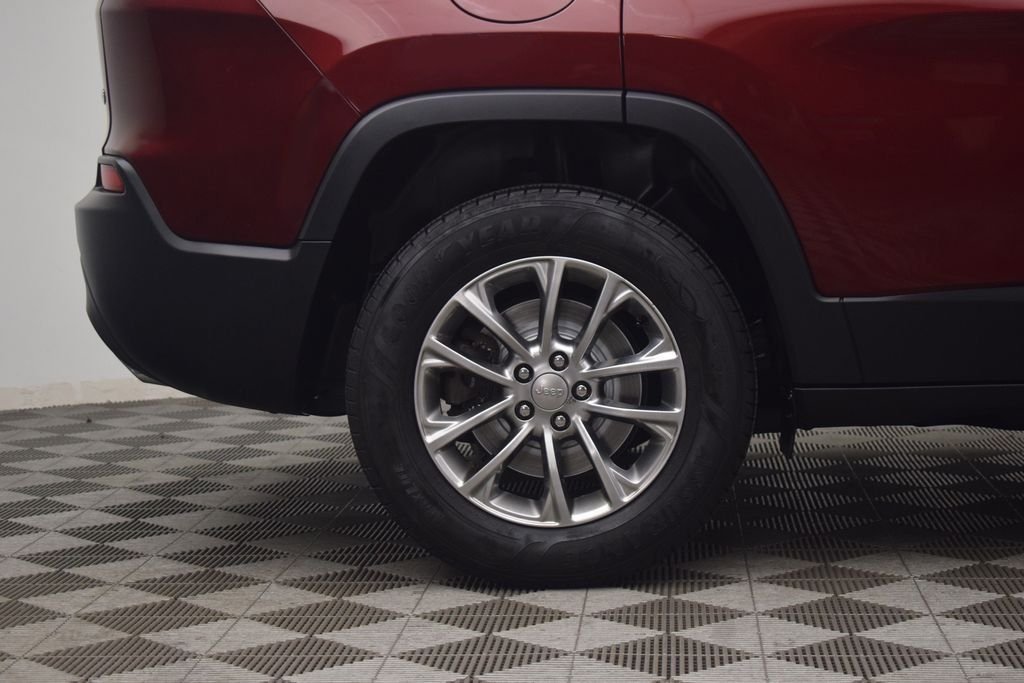 Used 2019 Velvet Red Pearlcoat Jeep Latitude Plus image 31