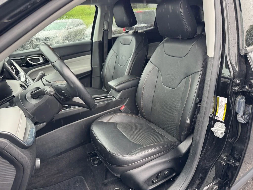 Used 2022 Diamond Black Crystal Pearlcoat Jeep Limited image 17