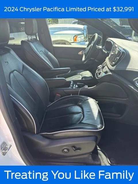 2024 Chrysler Pacifica Limited's photo