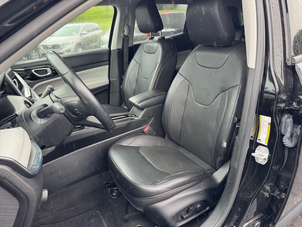 Used 2022 Diamond Black Jeep Limited image 17