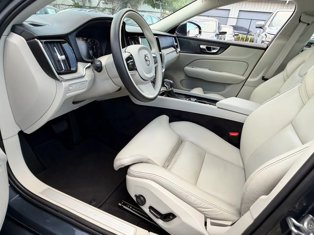 Used 2021 Blue Volvo T5 Inscription image 10