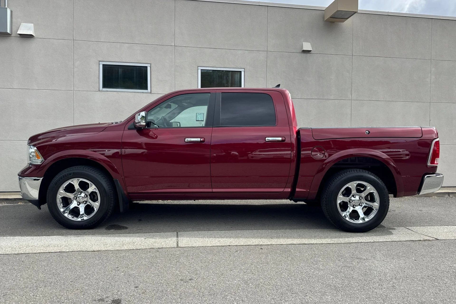 Used 2018 Delmonico Red Pearlcoat Ram Laramie image 5