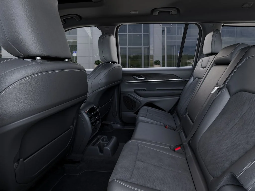 New 2026 Bright White Clear-Coat Exterior Paint Jeep Laredo Altitude image 23