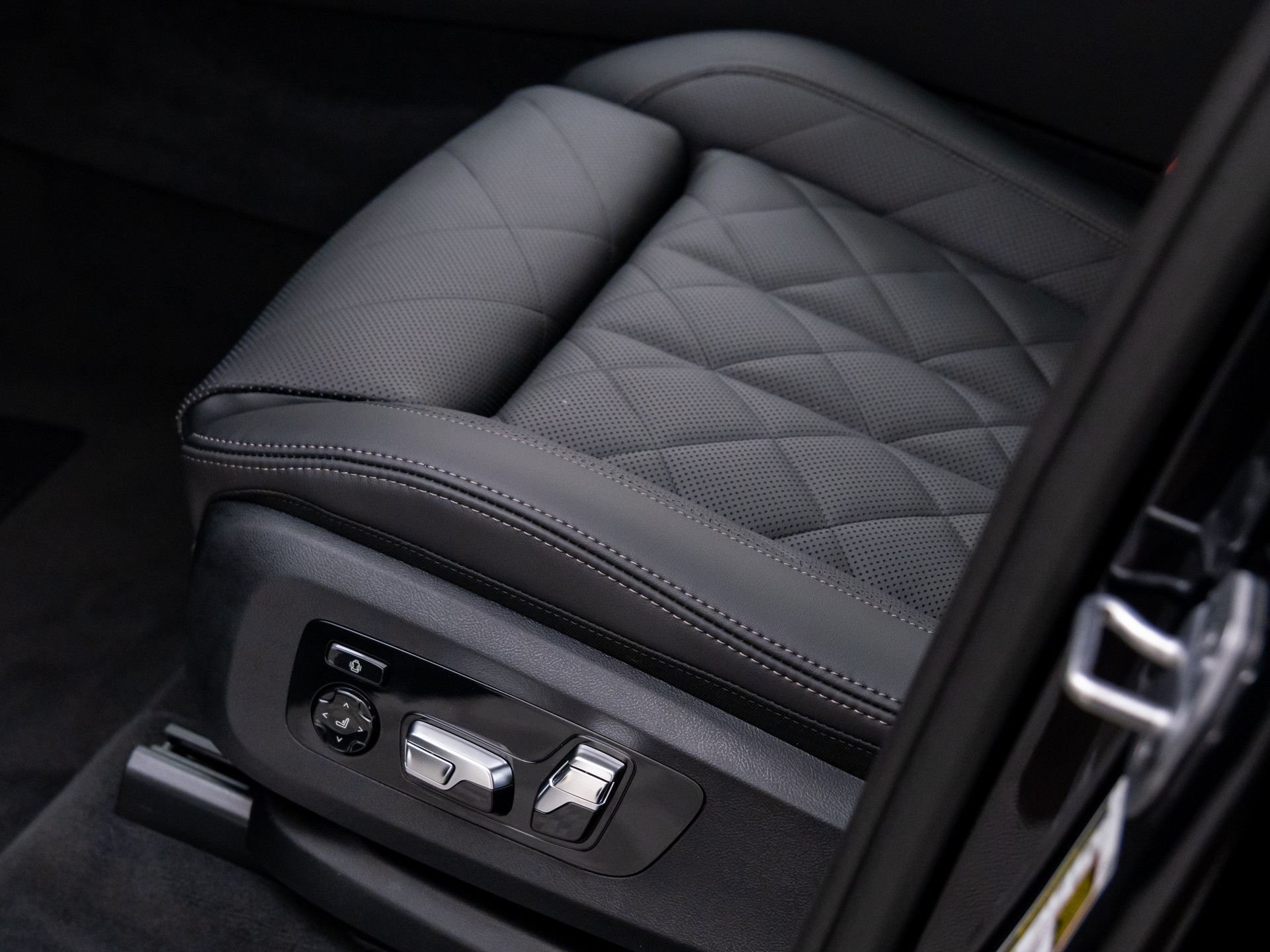 New 2026 Carbon Black Metallic BMW xDrive40i image 14