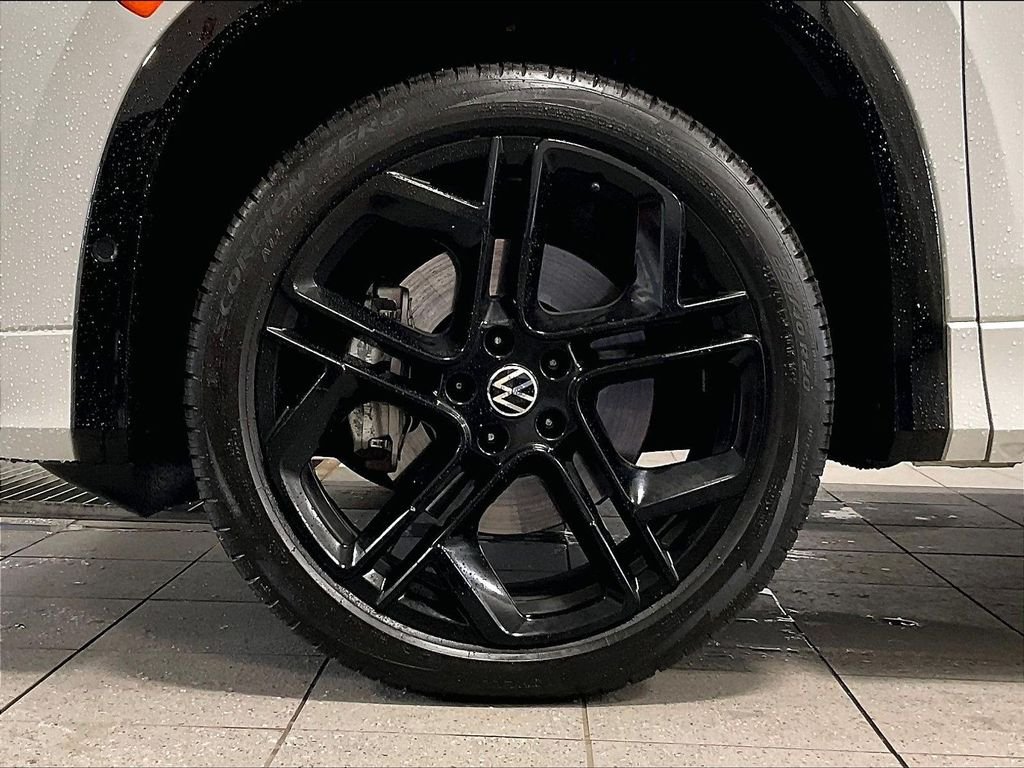 Used 2025  Volkswagen 2.0T SE R-Line Black image 7