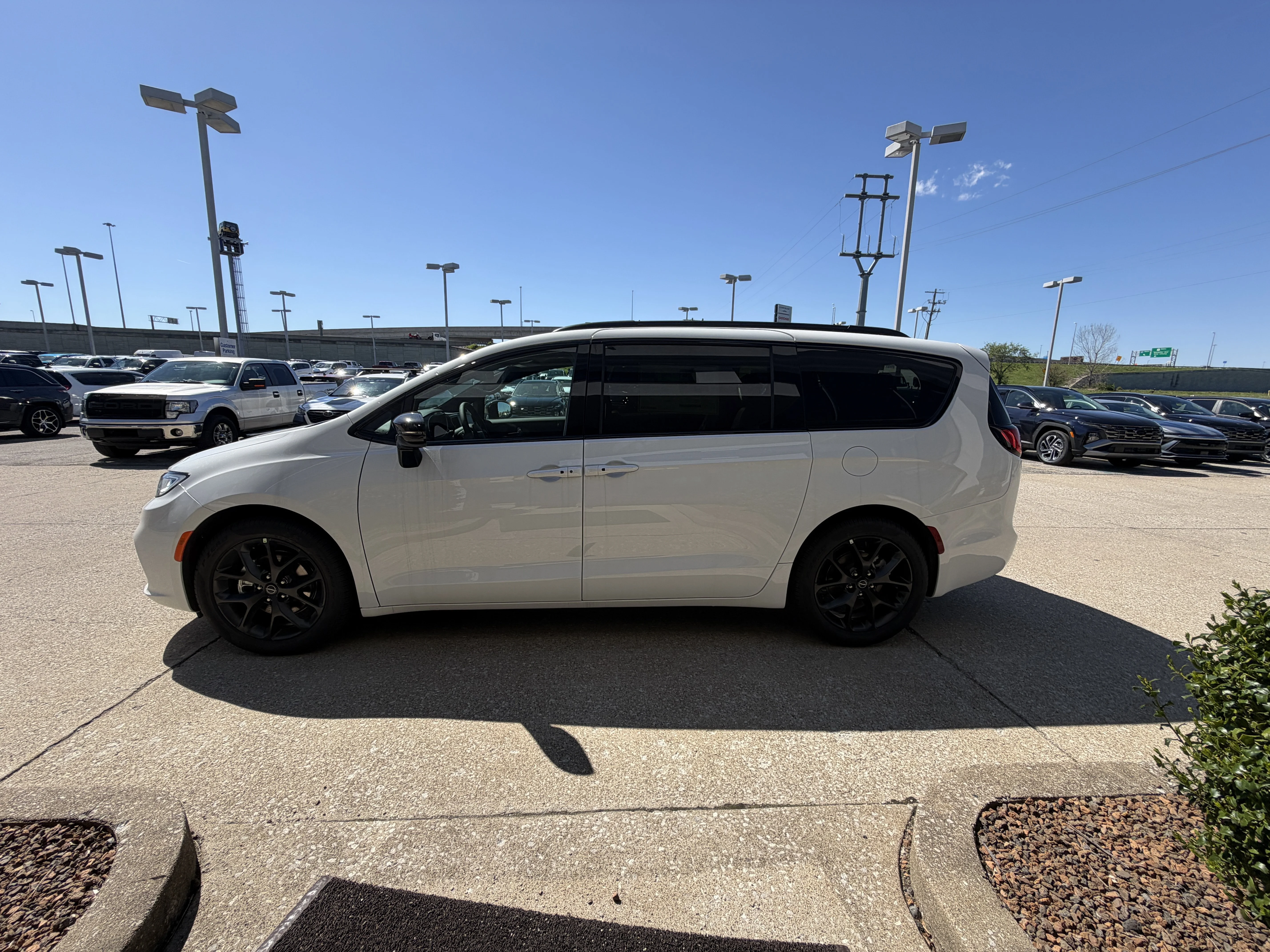 New 2026 Bright White Clear-Coat Exterior Paint Chrysler Select image 14
