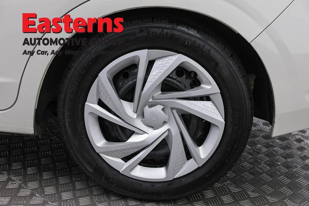 Used 2024 White Subaru Base image 31