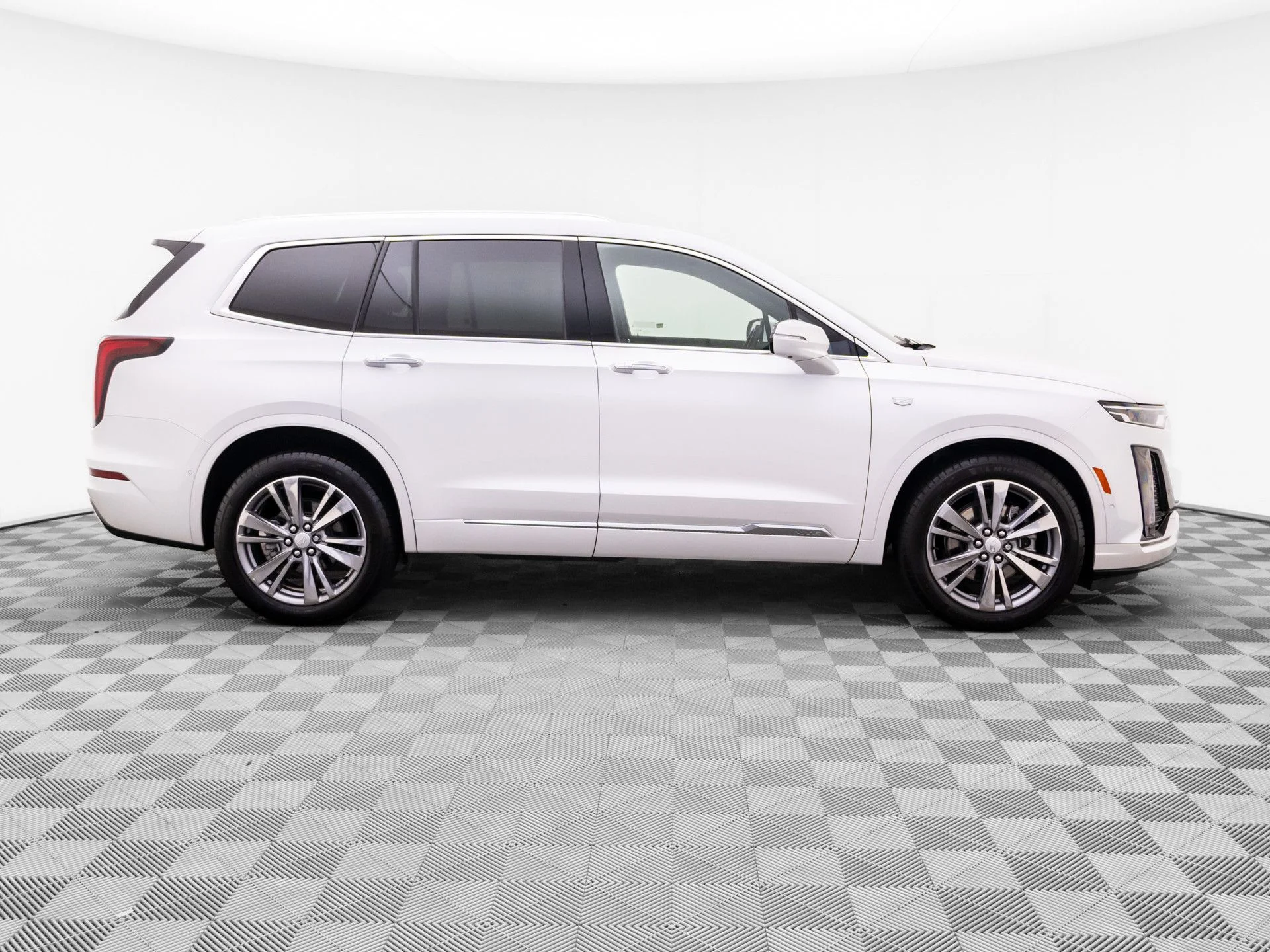 Used 2025 White Cadillac Premium Luxury image 8