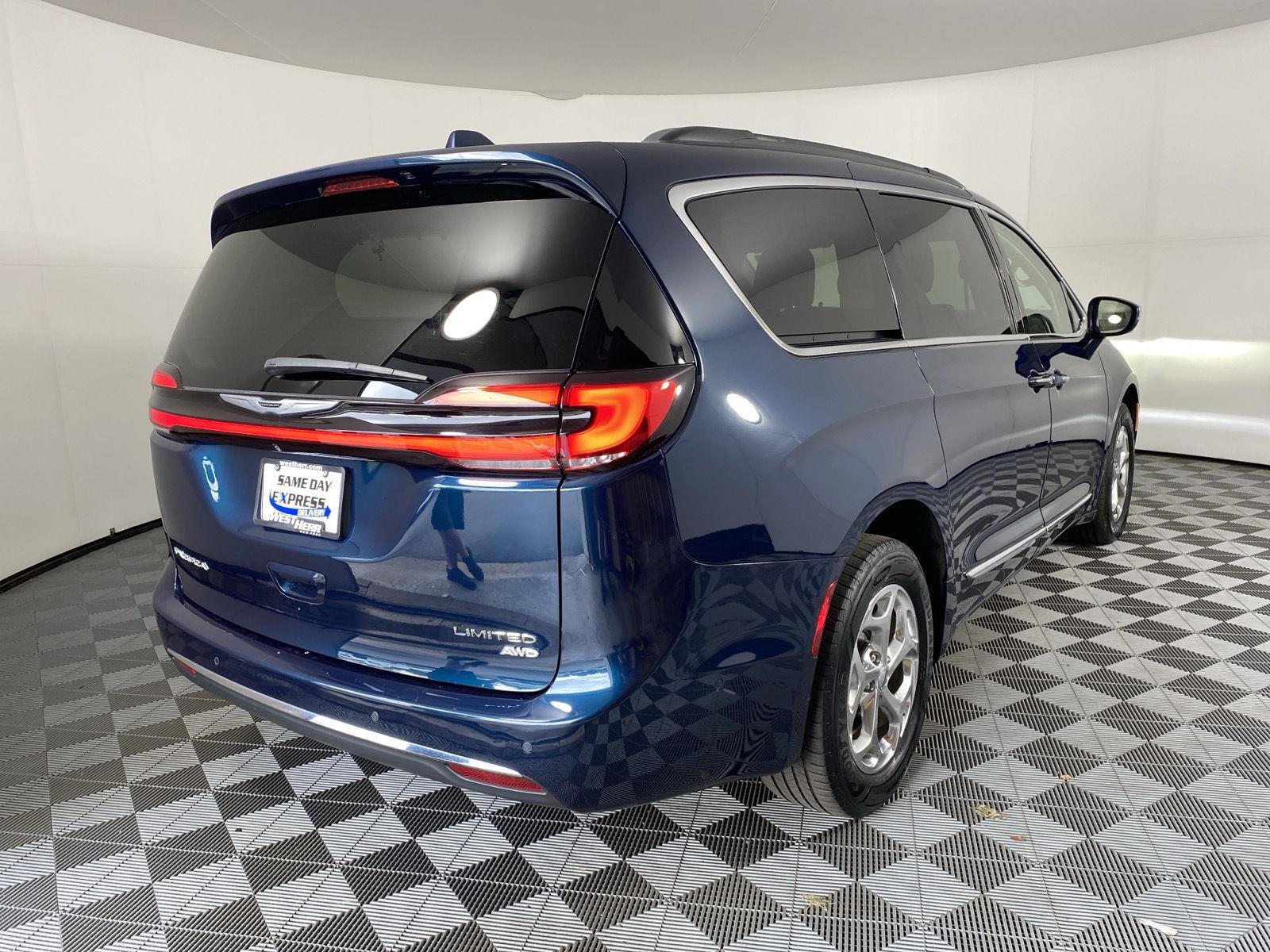 Used 2022 Fathom Blue Pearlcoat Chrysler Limited image 5