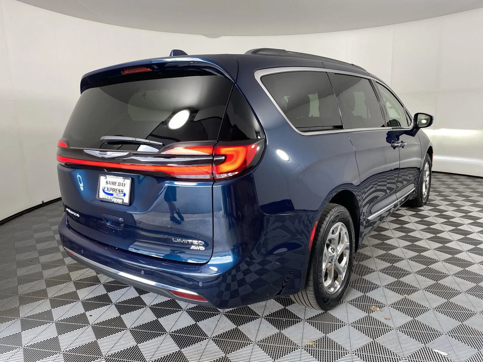 Used 2022 Fathom Blue Pearlcoat Chrysler Limited image 5
