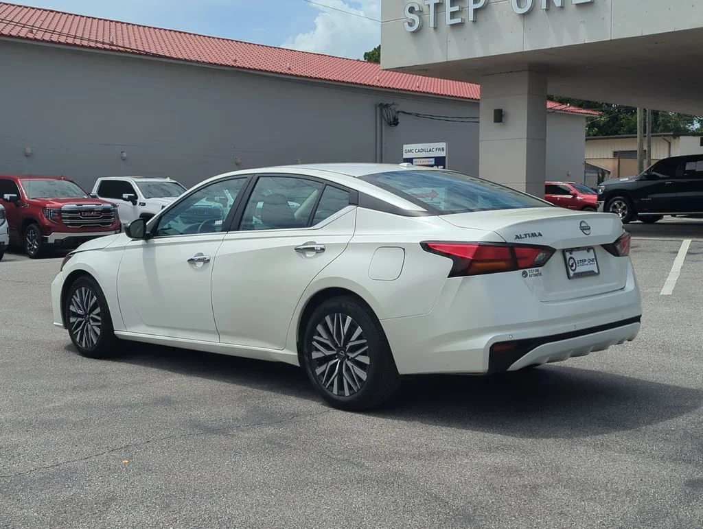 Used 2024 White Nissan 2.5 SV image 4