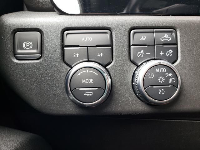 Used 2025 White GMC SLT image 26