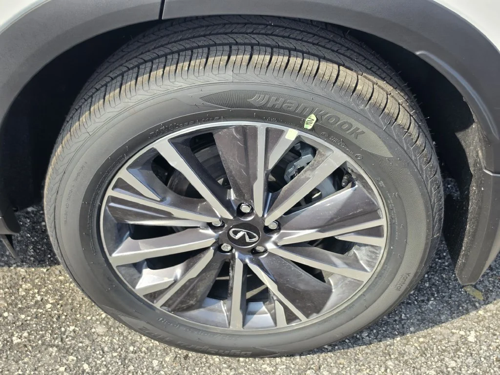 New 2027 RADIANT WHITE INFINITI Luxe AWD image 7