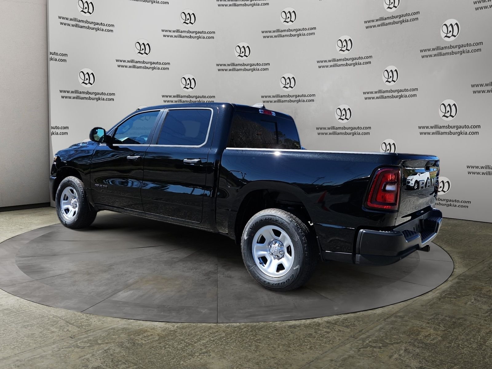 New 2026 Diamond Black Crystal Pearl-Coat Exterior Paint RAM Tradesman image 3