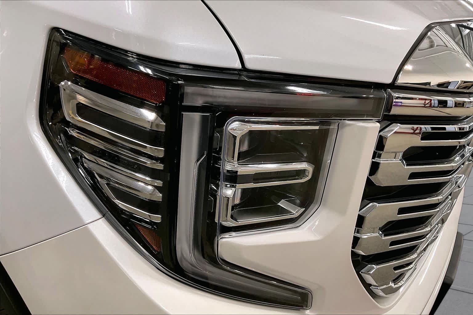 Used 2024 White Frost Tricoat GMC Denali image 28
