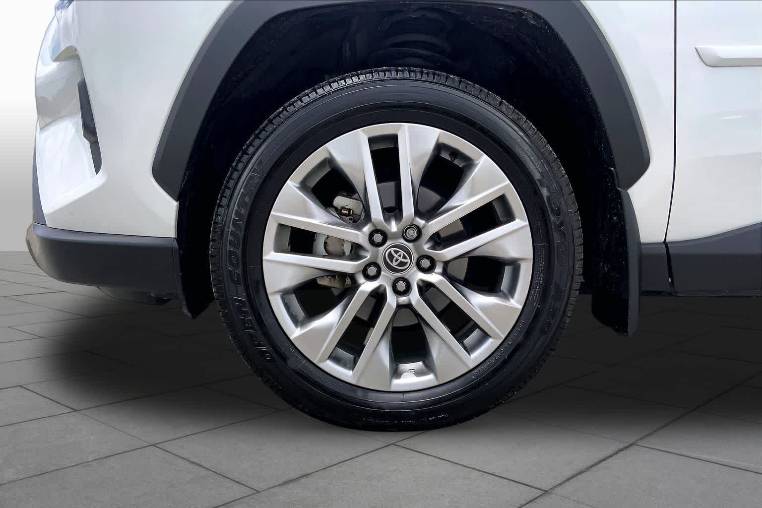 Used 2025 Wind Chill Pearl Toyota XLE Premium image 11