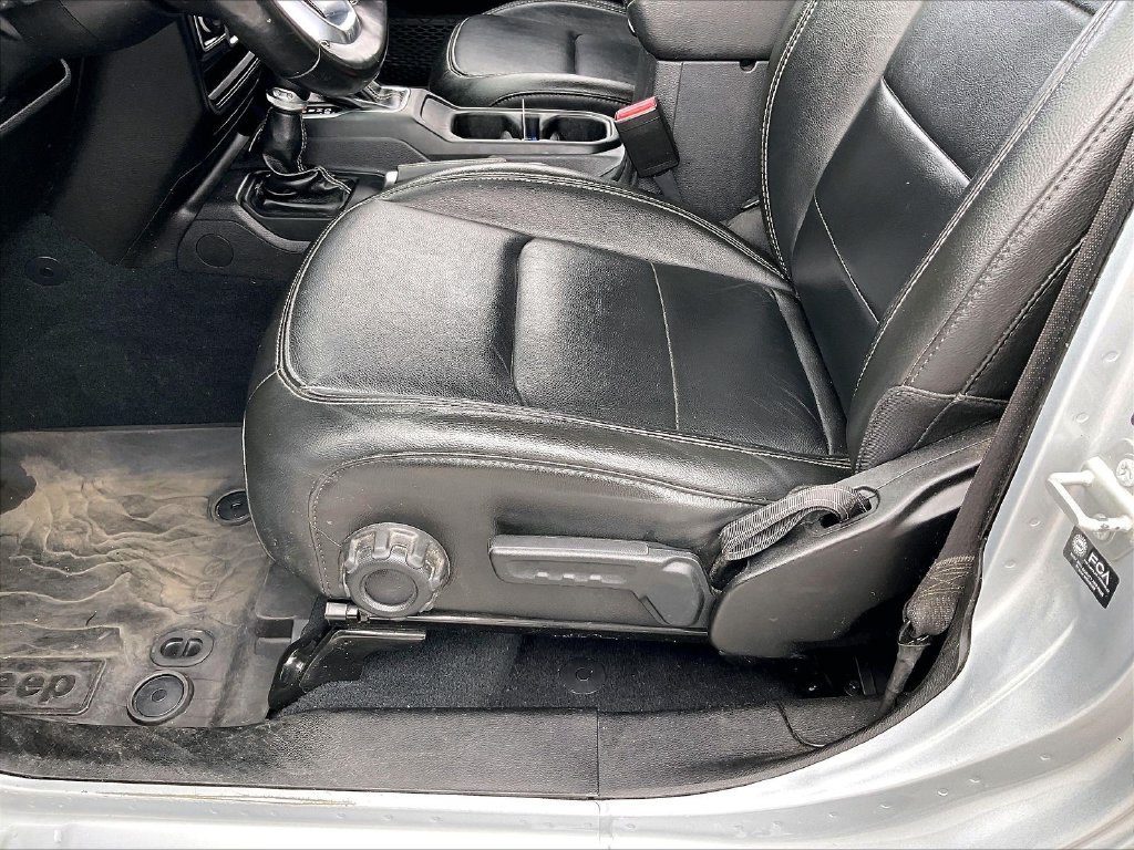 Used 2022 Silver Zynith Clearcoat Jeep Overland image 32