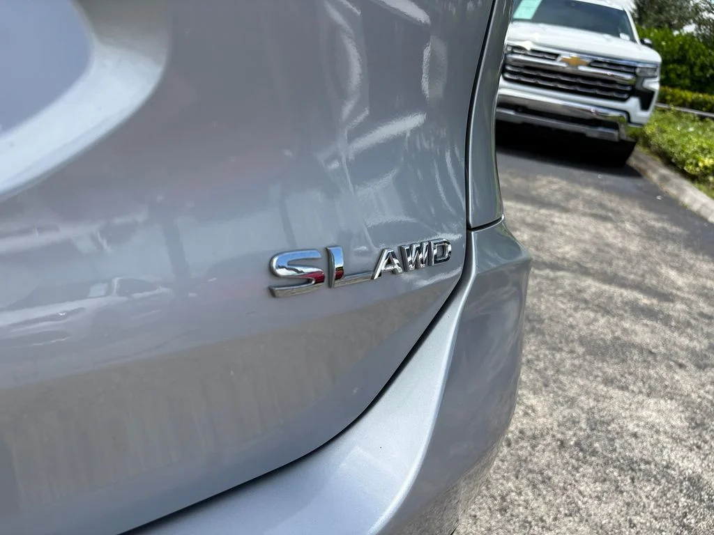 Used 2018 Silver Nissan SL image 9