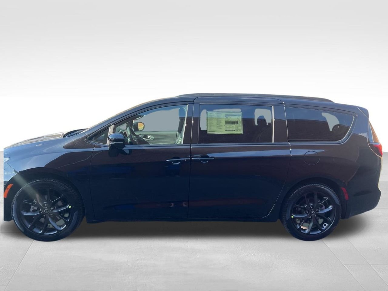 New 2026 Diamond Black Crystal Pearl-Coat Exterior Paint Chrysler Limited image 2