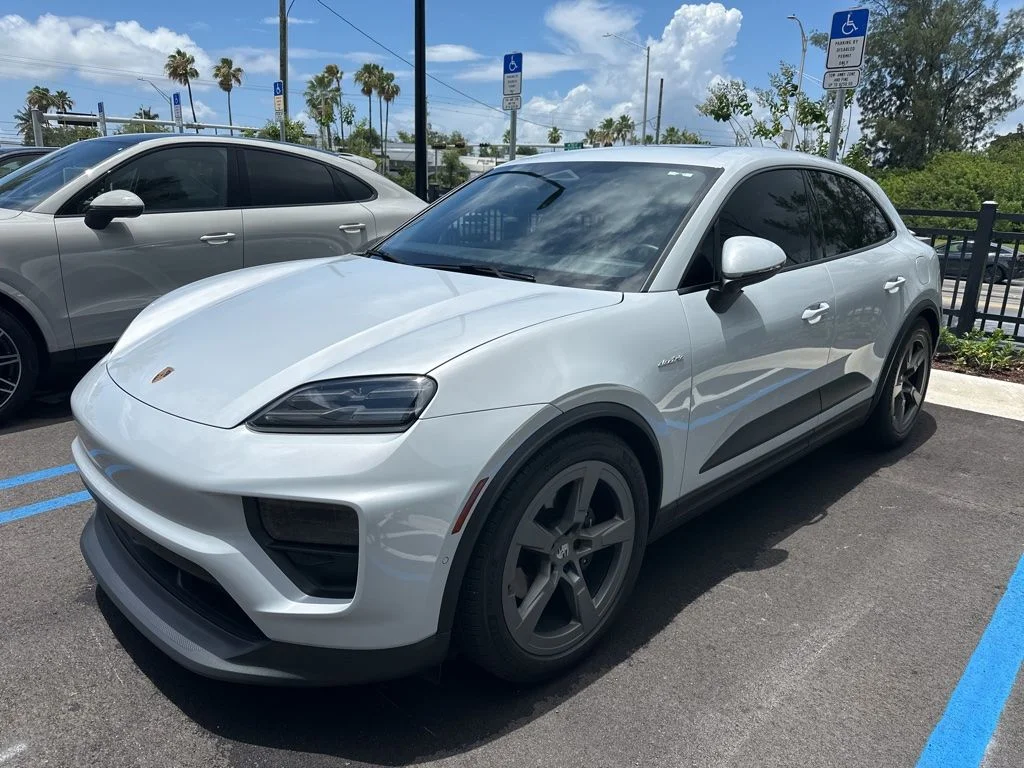 2025 Porsche Macan Macan Electric's photo