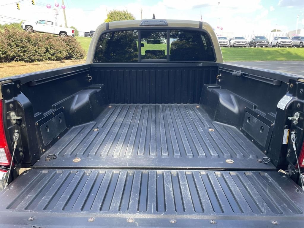 Used 2017  Toyota SR5 image 8