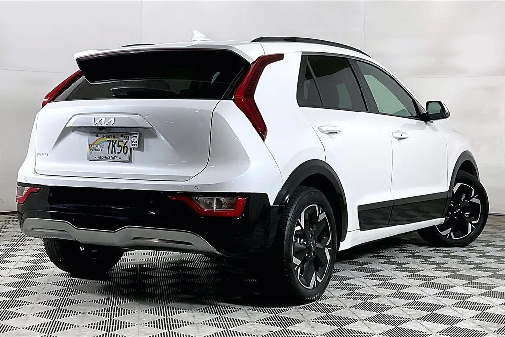Used 2023 White Kia Wind image 10