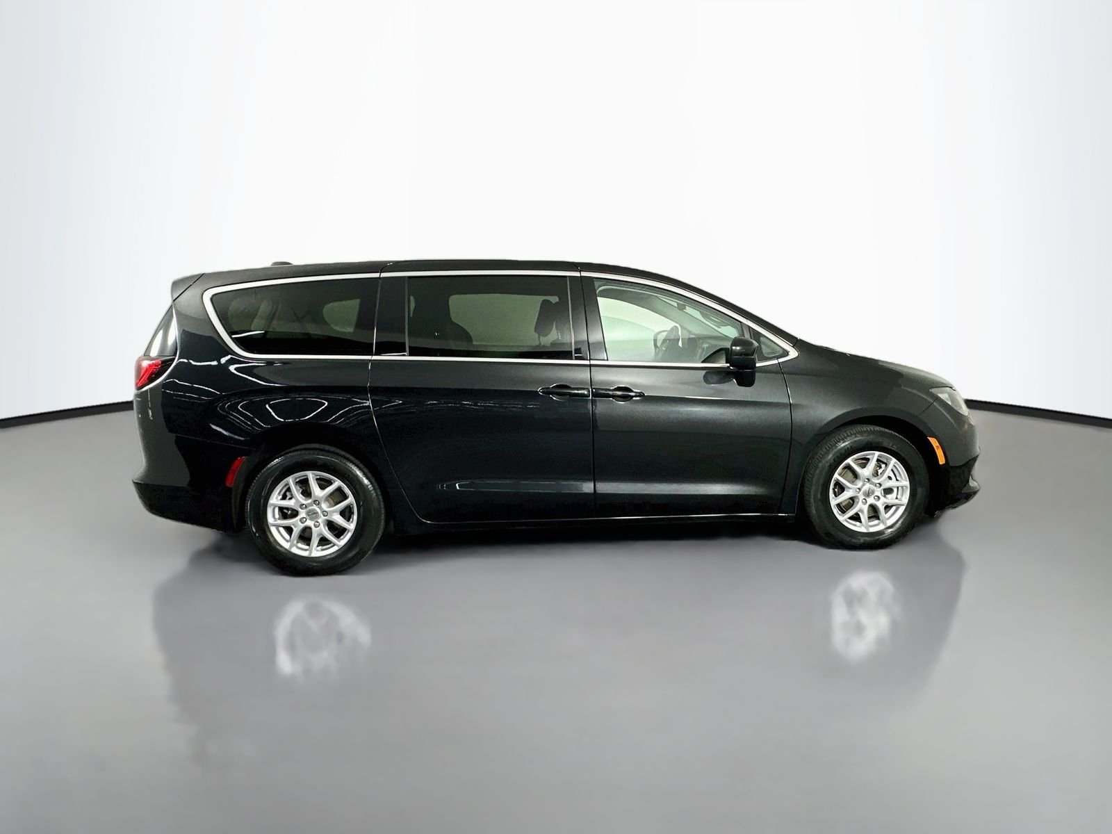Used 2023 Brilliant Black Crystal Pearlcoat Chrysler LX image 9