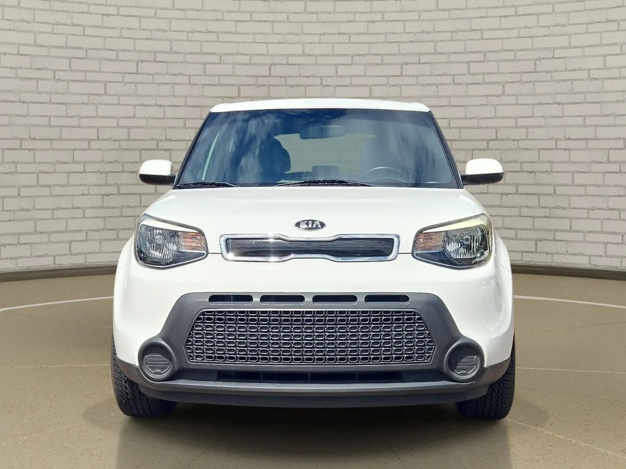 Used 2015 Clear White Kia Plus image 1