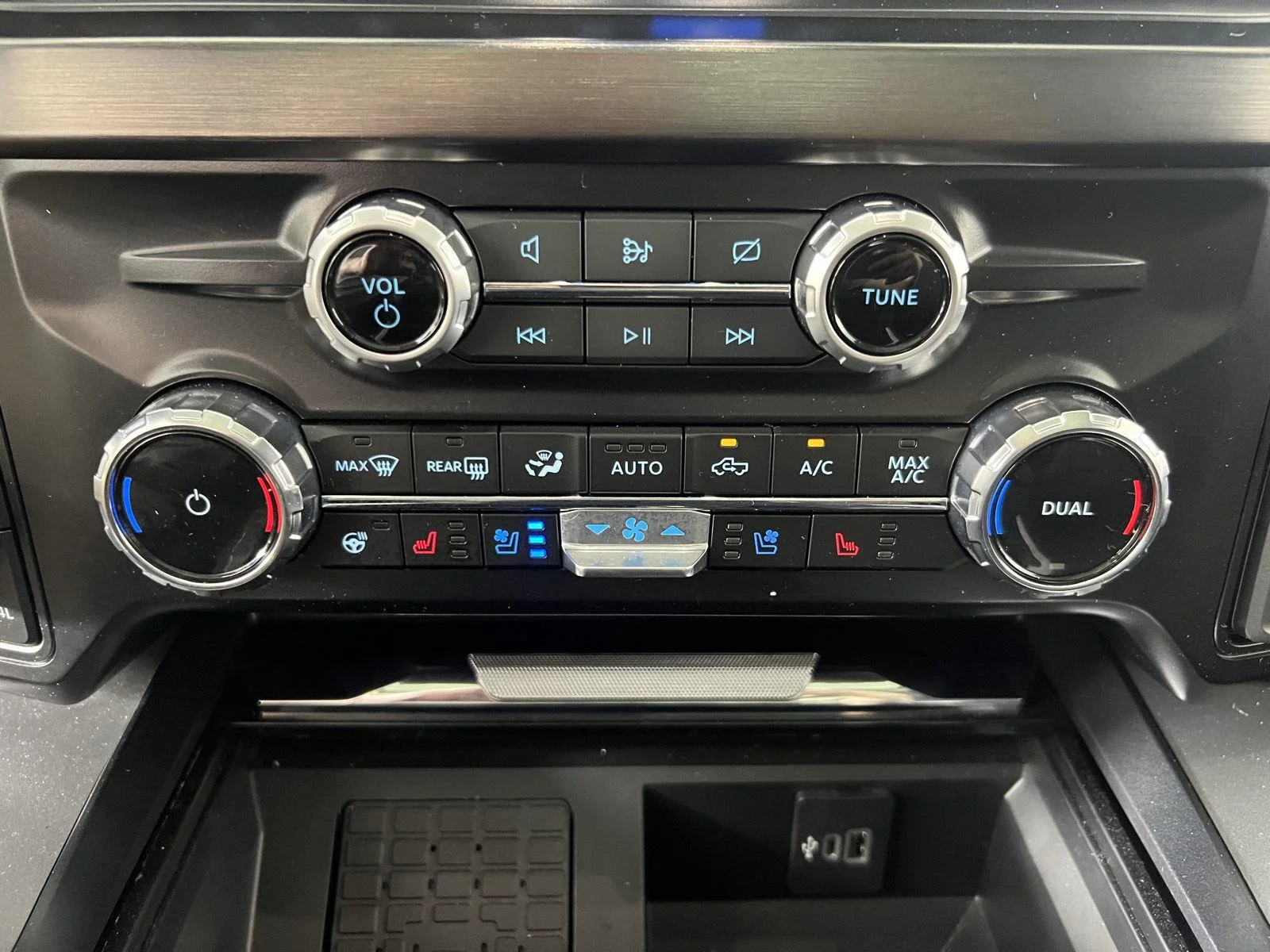 Used 2024 Star White Metallic Tri-Coat Ford LARIAT image 20