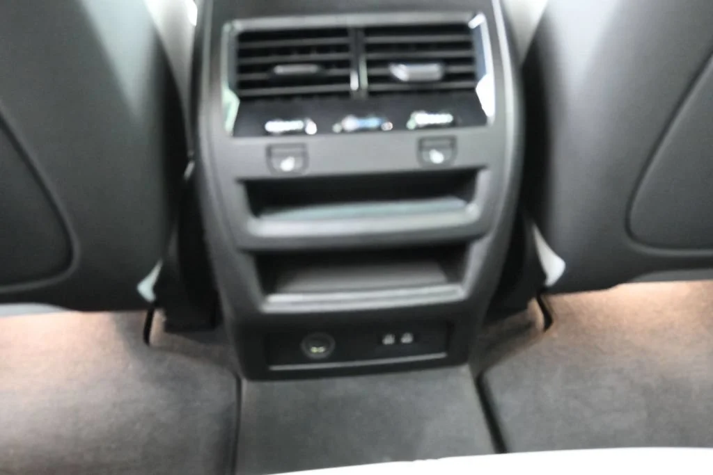 Used 2024 Black BMW xDrive40i image 18