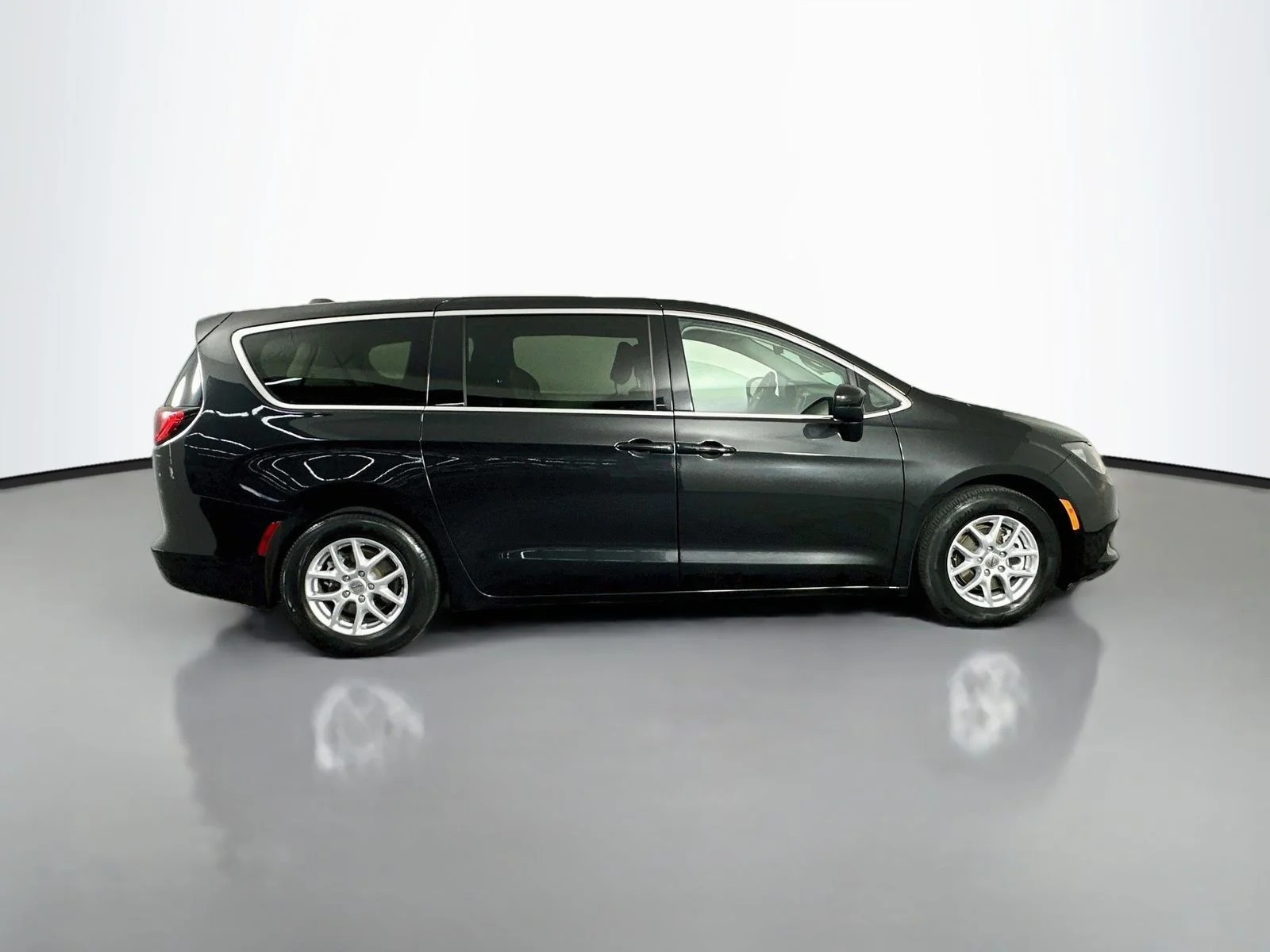 Used 2023 Brilliant Black Crystal Pearlcoat Chrysler LX image 9