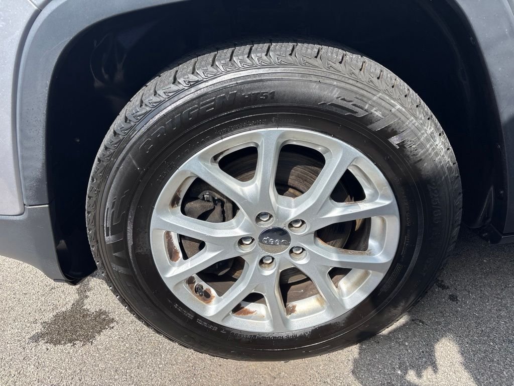 Used 2016 Silver Jeep Sport image 29