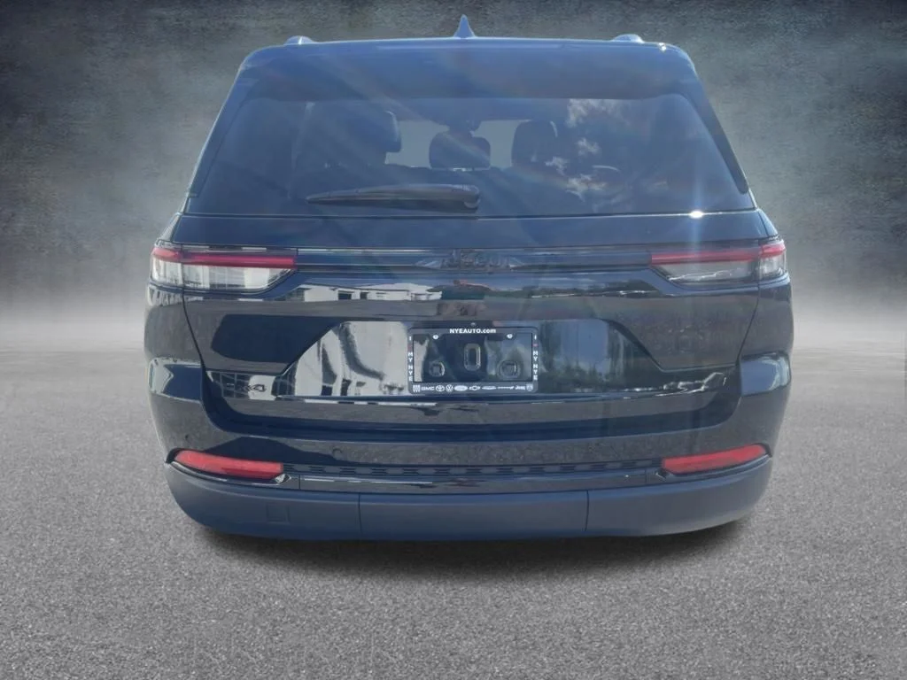 Used 2023 Black Jeep Altitude X image 4