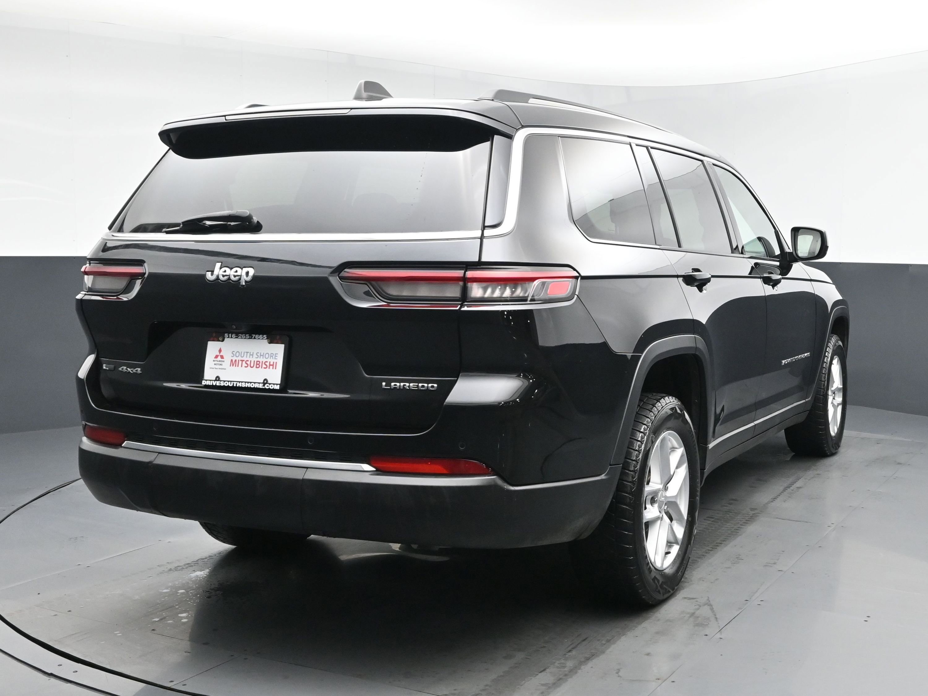 Used 2022 Diamond Black Crystal Pearlcoat Jeep Laredo image 24