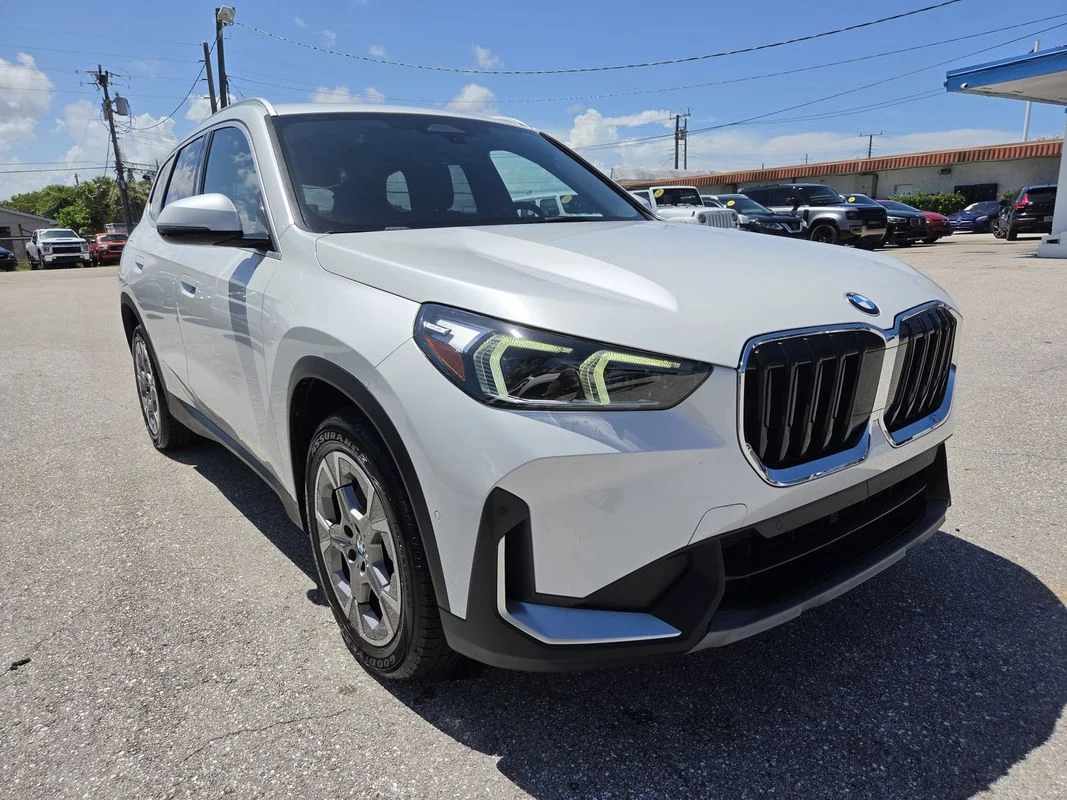 Used 2023  BMW xDrive28i image 7
