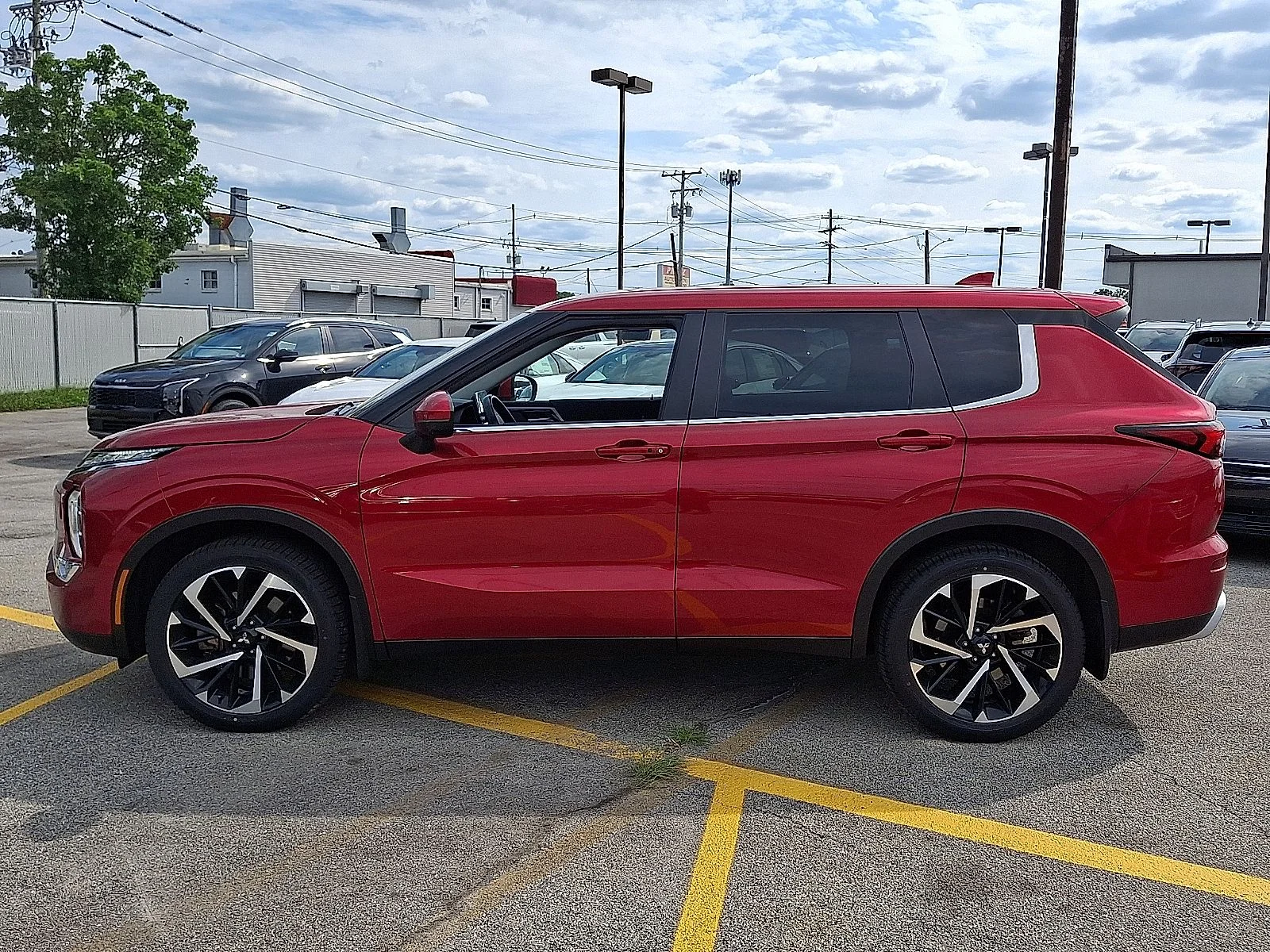 Used 2022  Mitsubishi SE image 4