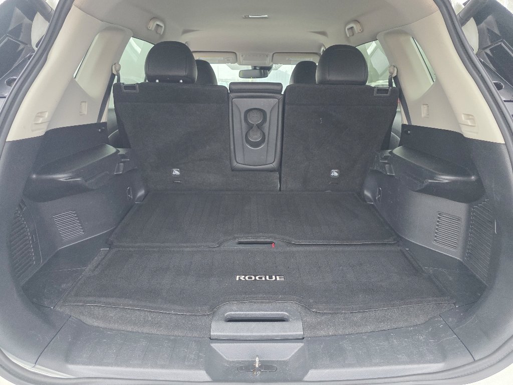 Used 2019 Pearl White Tricoat Nissan SL image 4