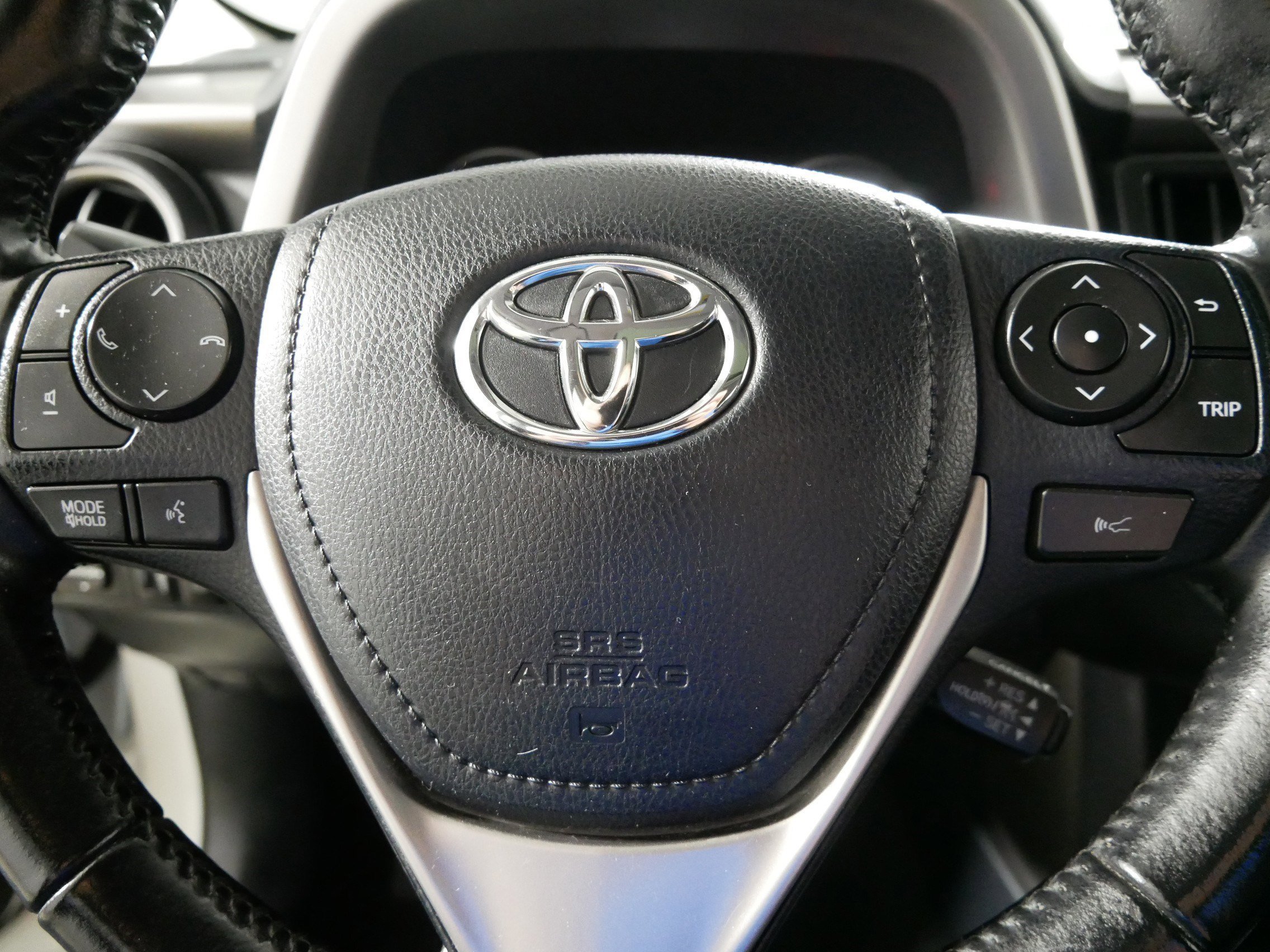 Used 2018 Super White Toyota XLE image 25