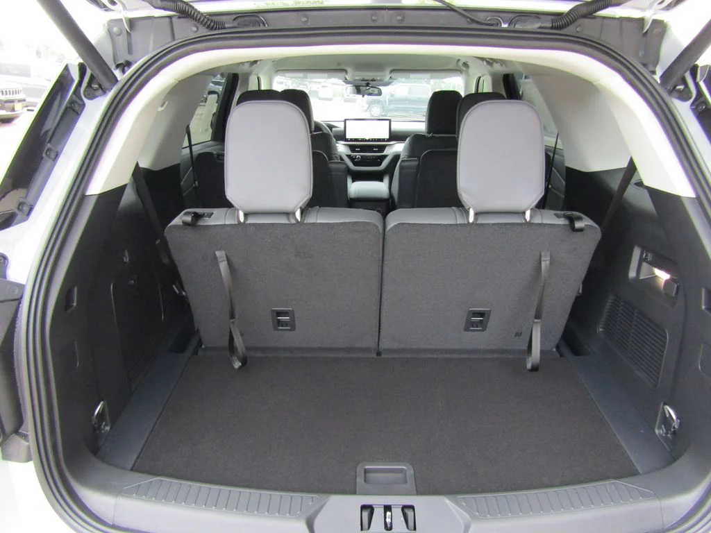 New 2026 Space White Metallic Ford Active image 33