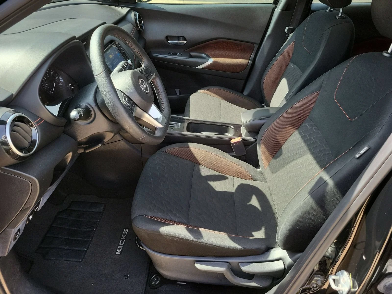 Used 2022 Black Nissan SR Xtronic CVT image 18