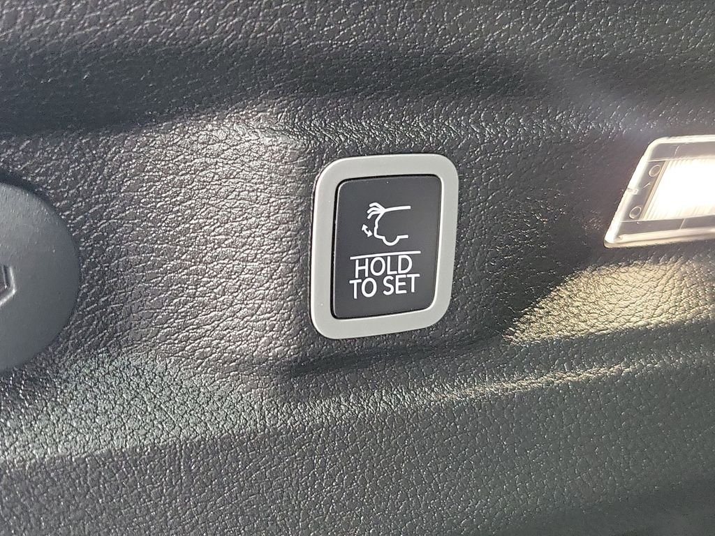 Certified Used 2025 Metallic Jeep Altitude X image 8