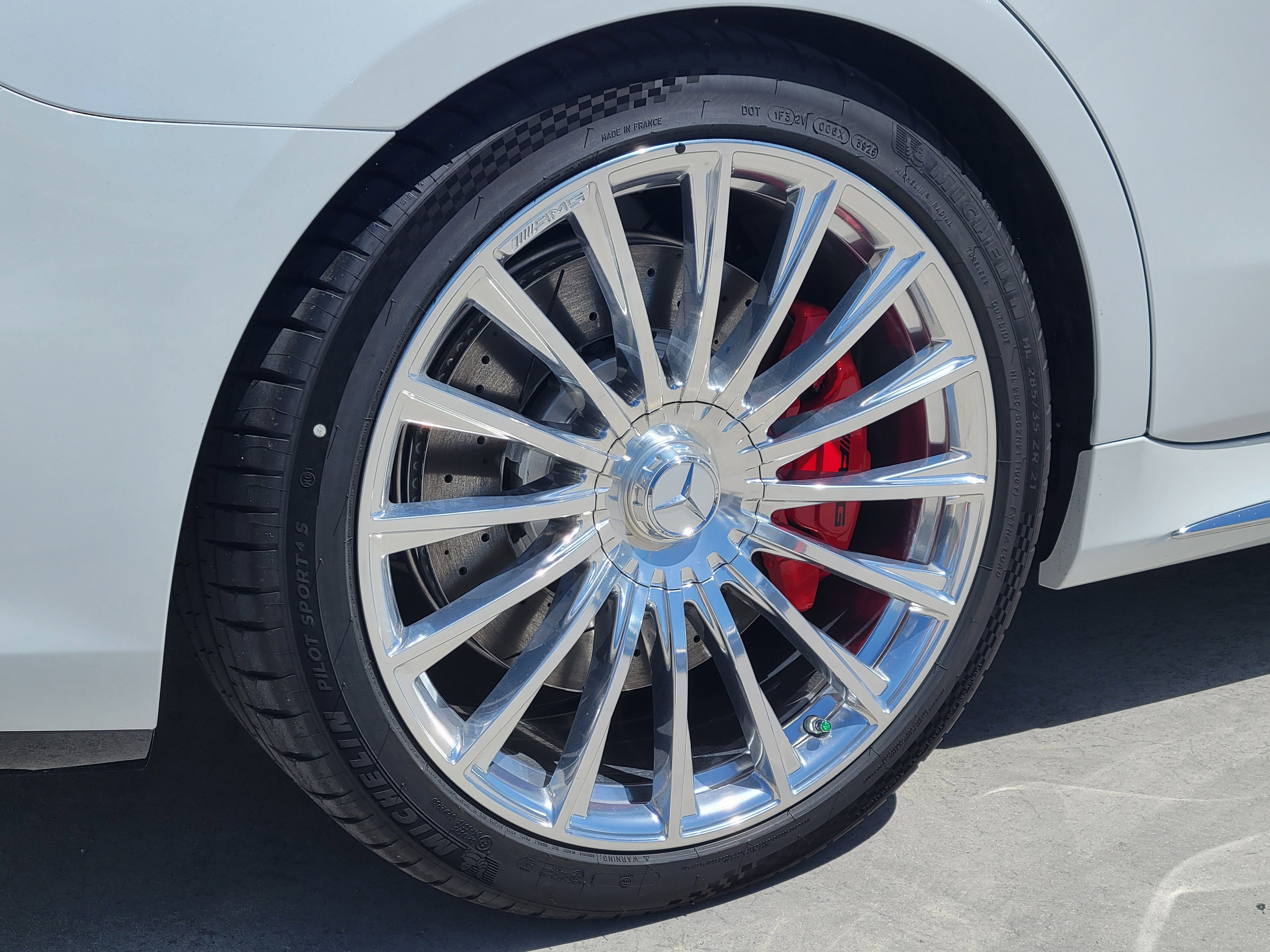 New 2026 MANUFAKTUR Moonlight White Metallic Mercedes-Benz AMG® S 63 E 4MATIC® Sedan image 38