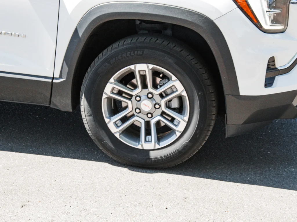 Used 2025  GMC AWD Elevation image 4