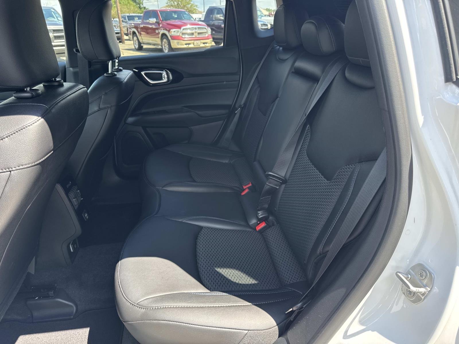 New 2026 Bright White Clearcoat Jeep Latitude Altitude image 7