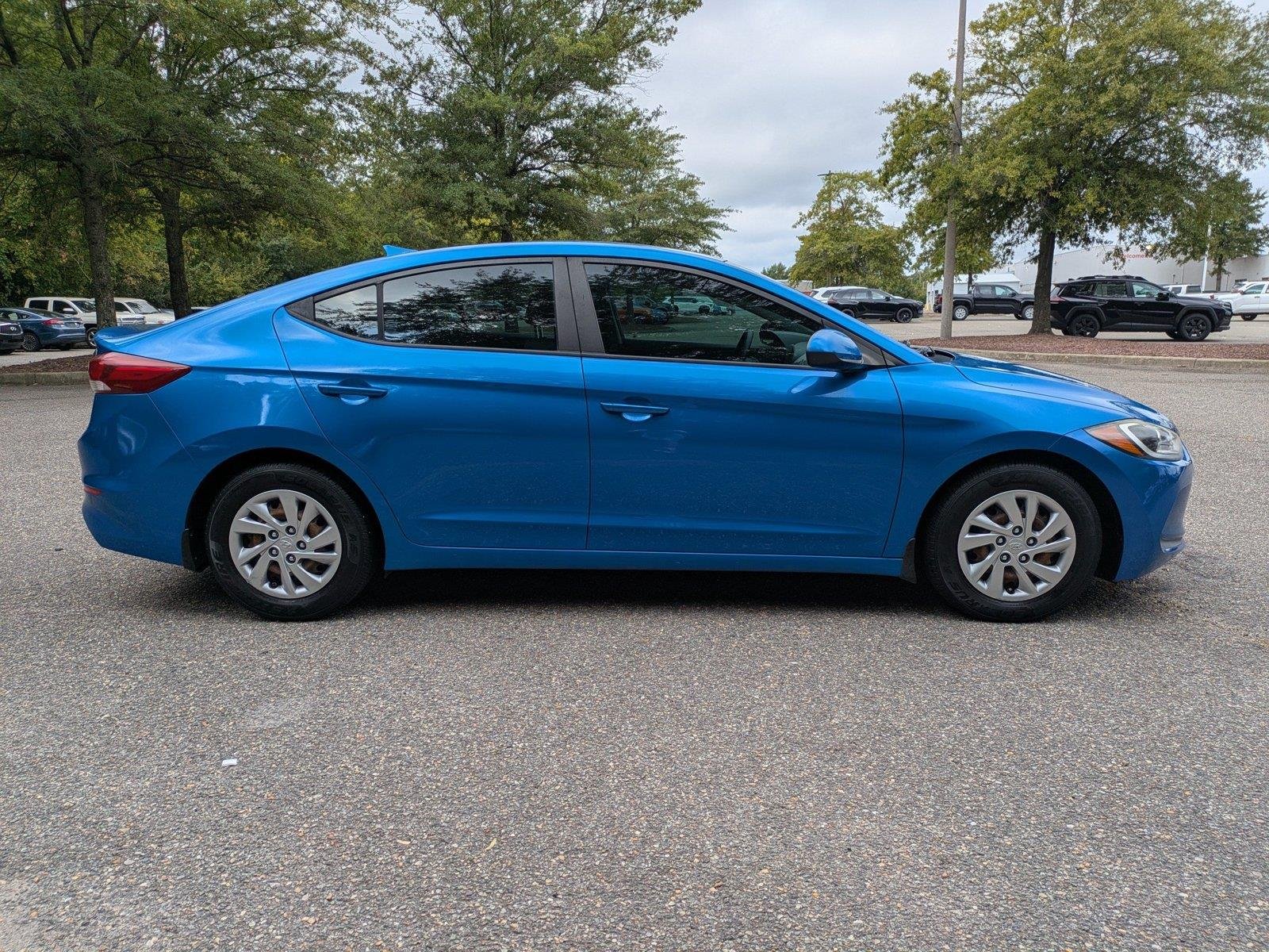 Used 2017 Electric Blue Hyundai SE image 3