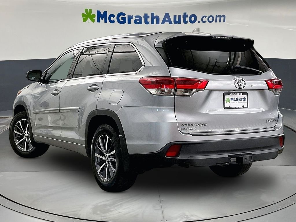 Used 2018 Silver Toyota XLE image 3