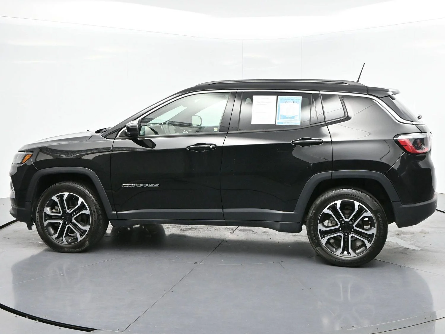 Used 2023 Diamond Black Crystal Pearlcoat Jeep Limited image 4