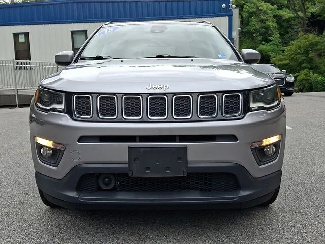 Used 2018 Silver Jeep Latitude image 3